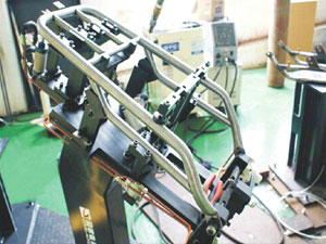 摩托車尾架機(jī)器人焊接_三維柔性焊接工裝平板